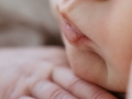 Neugeborenenfotoshooting - Babyfotograf Saarland - Babyfotografie - Babyfotografie Saarlouis - Newbornshooting - Isabell Wadel Fotografie - Geburt Saarland - Babyfotos - Newbornfotograf - Babyfotograf Schmelz - natürliche Fotografie - Fotostudio Schmelz Homestory